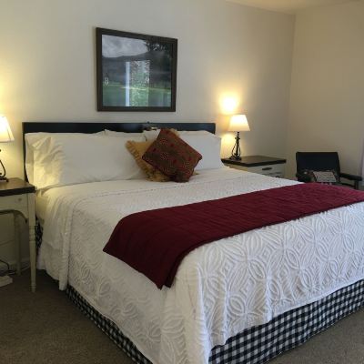 Deluxe King Room Cardinal Inn Promo Code