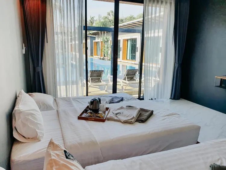 ห้องเตียงแฝดพร้อมวิวสระว่ายน้ำ