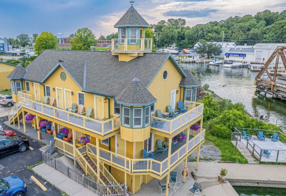 Bridge Inn - Housity