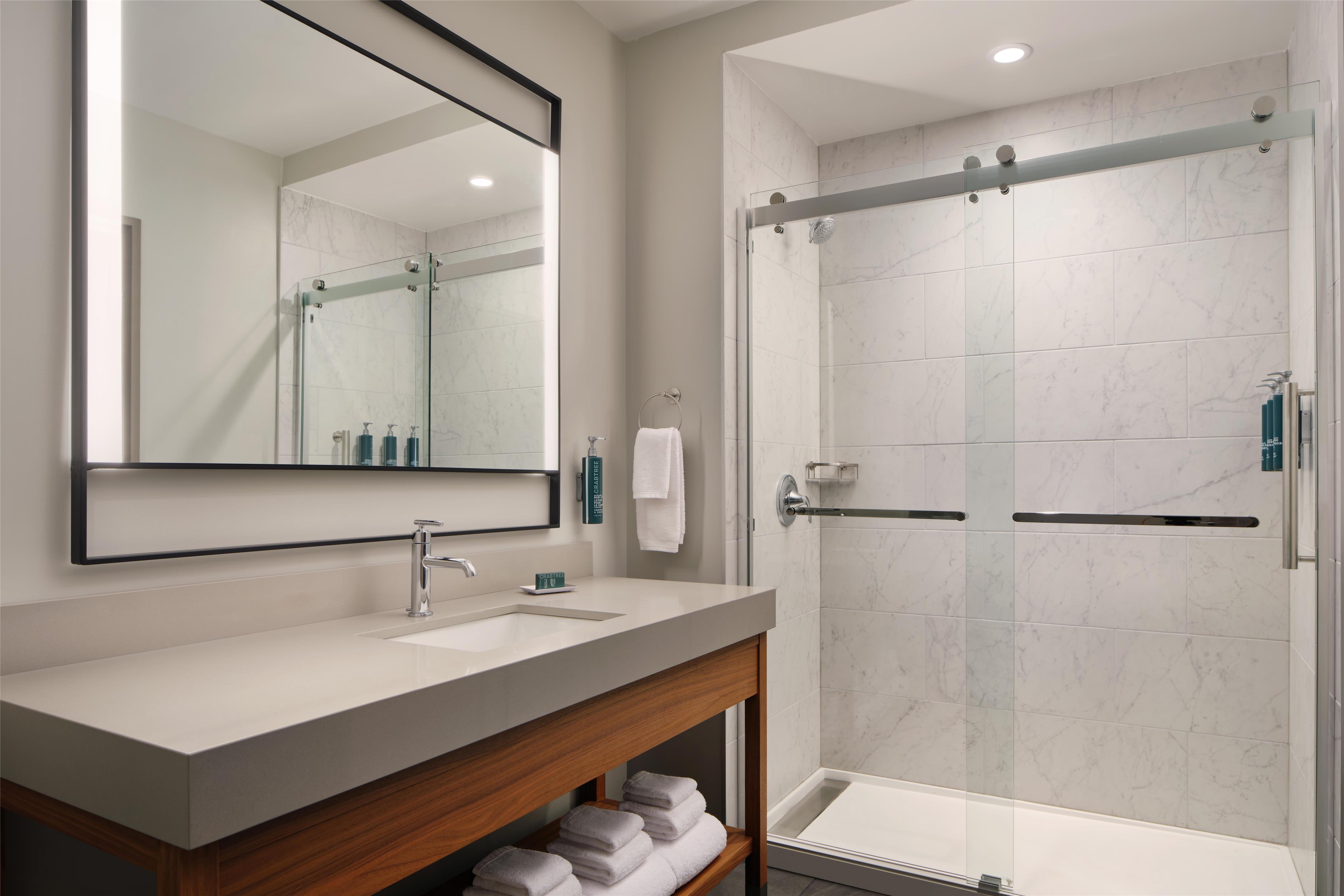 两个房间特大床套房