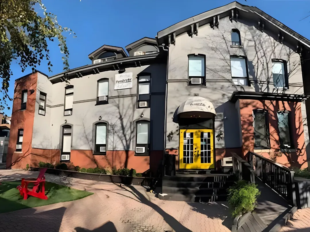 Pembroke Inn - Toronto