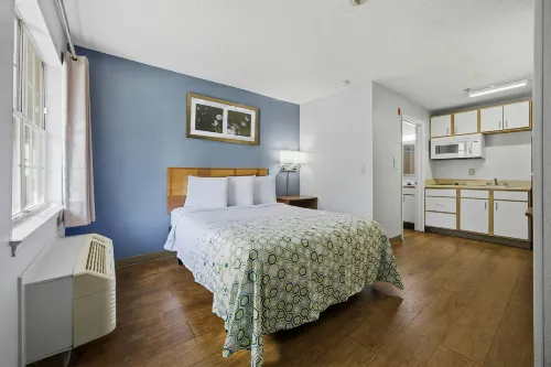 HomeTowne Studios by Red Roof Atlanta – Peachtree Corners