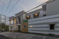 RedDoorz Plus Near Pantai Malalayang Manado Hotels in Mandolang