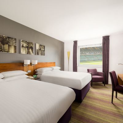 特大床標準球場景觀房 假日諾維奇城市酒店優惠