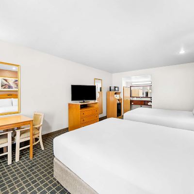 2張大床， 非吸菸房， 平板電視， 桌椅， 微波爐和冰箱， 房內保險箱 聖何塞中心城貝斯特韋斯特蘇爾住宿普拉斯飯店優惠