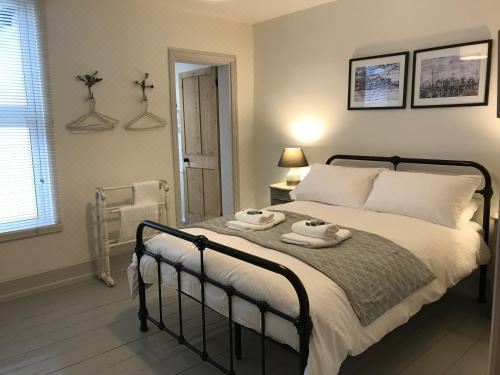 Delightful Seaside Binnacle Cottage -Hosted by Whitstable-Holidays Two-Bedroom House