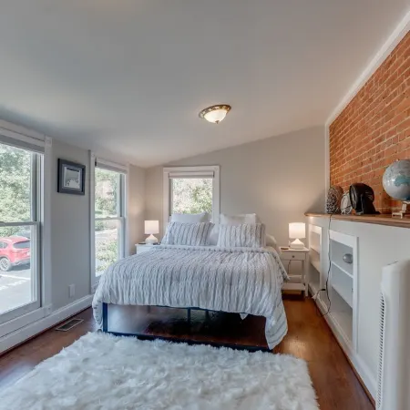 4 Bedroom, 3 Bath Big Downtown Frederick home, w/ Private Patio & fire table Отели в г. Фредерик