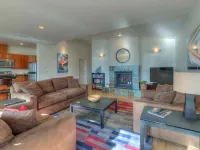 Water View! Luxury Starboard Suite-- walk to cafes, shops, galleries & beaches. Hoteles en Eastsound