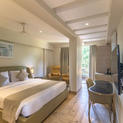 Winter Green Premium Room, Pool View La Dinero Promo Code