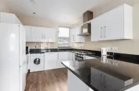 Relax & Recharge Two Bed Apartment - Family Friendly