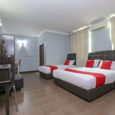 Deluxe Triple Room OYO 90145 d'Sofwa Inn Promo Code