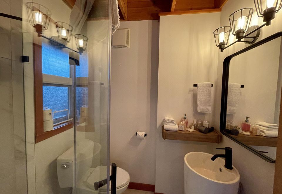 Private Oceanfront Cabin with Hot Tub - Doc Holiday CabinHouse (Hot Tub&Waterfront/Doc Holiday Ca)