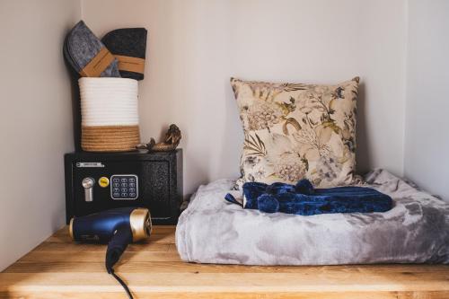 带阳台的小型套房