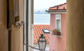 Bright & Spacious Alfama Typical Apartment, by TimeCooler