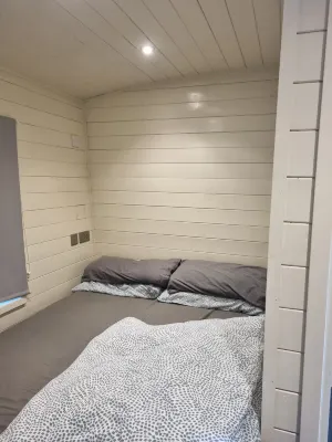 Glamping Hut - Sleeps 2 Hot Tub & Parking Hotels in 