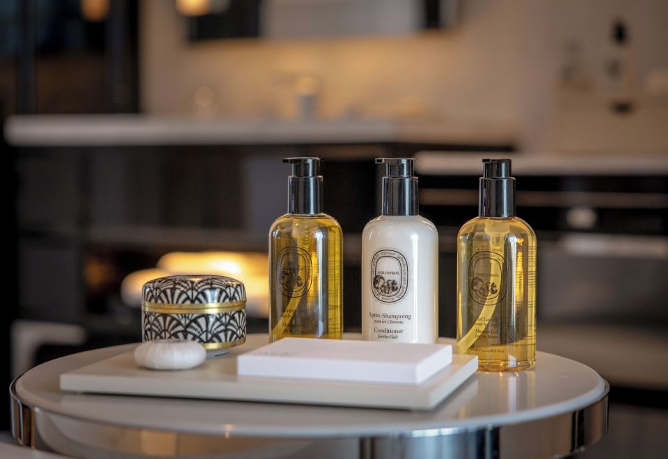 俱乐部房，可使用俱乐部休息室，客房，1 特大床，阳台