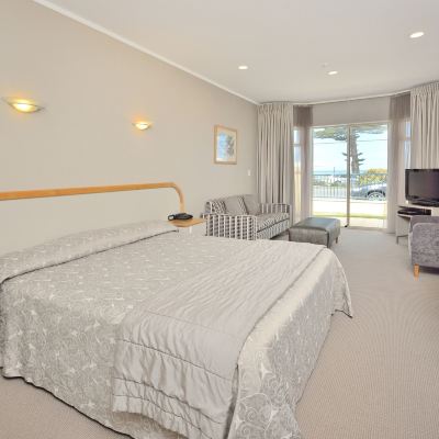 One-Bedroom Suite Shoreline Motel Promo Code