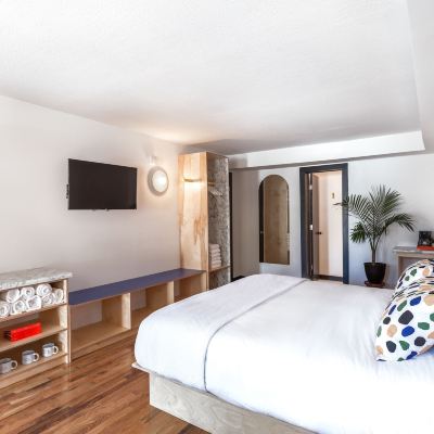 King Room The Iris Motel Promo Code