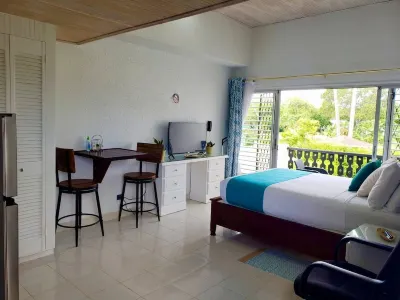 Peaceful intensely clean unit overlooking tropical gardens and golf course Hotel di 