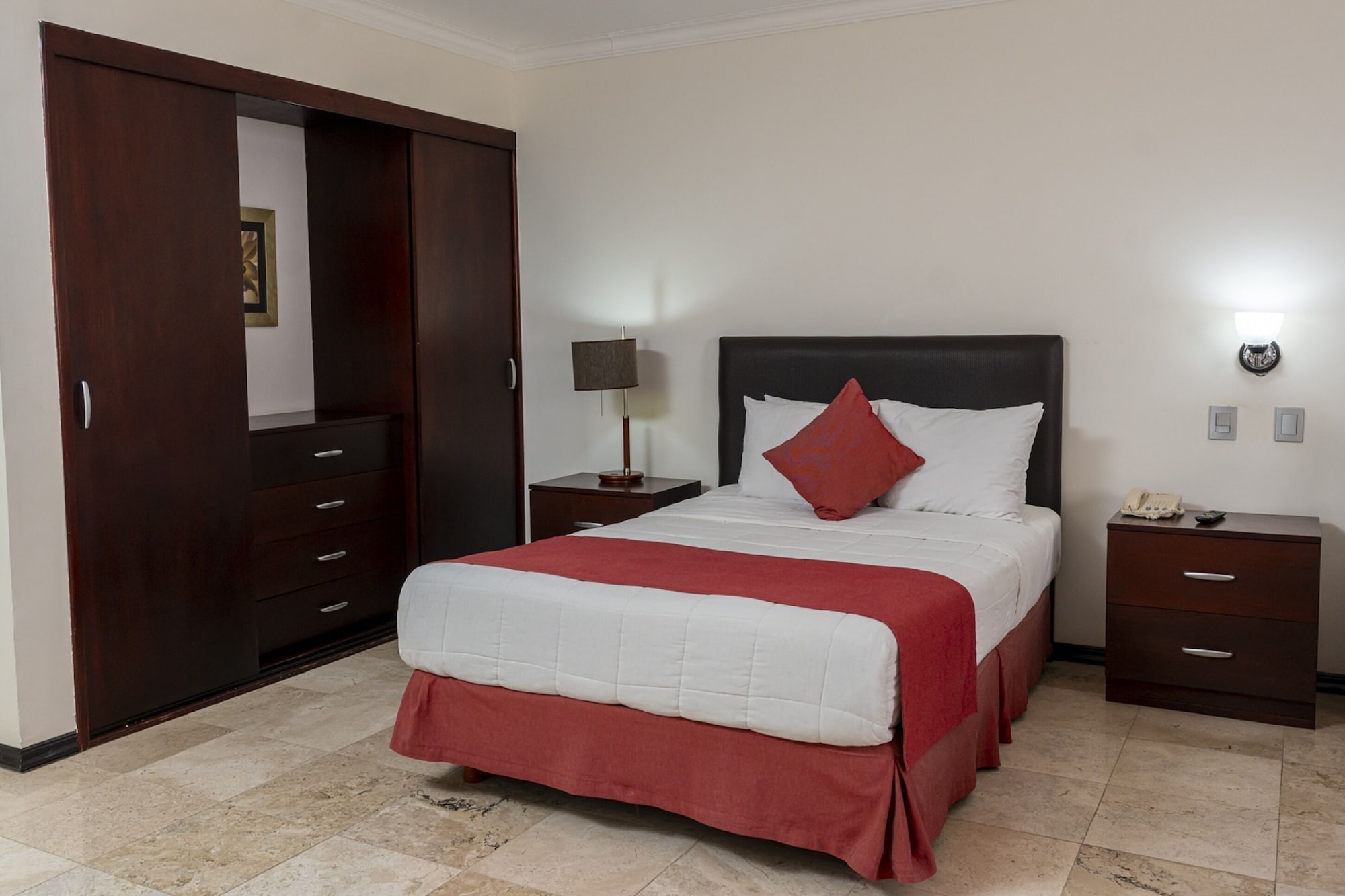 家庭房， 多张床