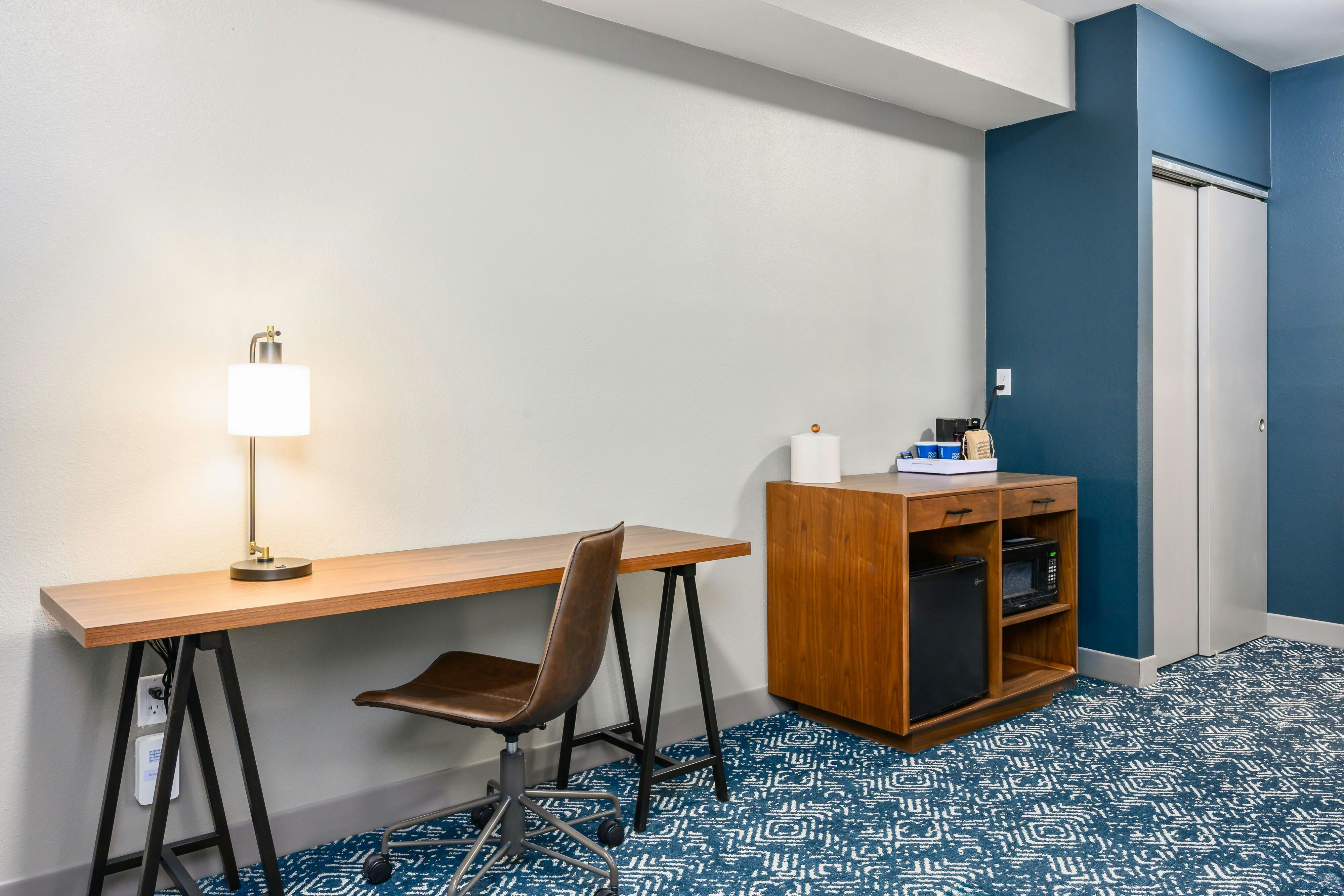 小型套房， 2 张大床和 1 张梳化床