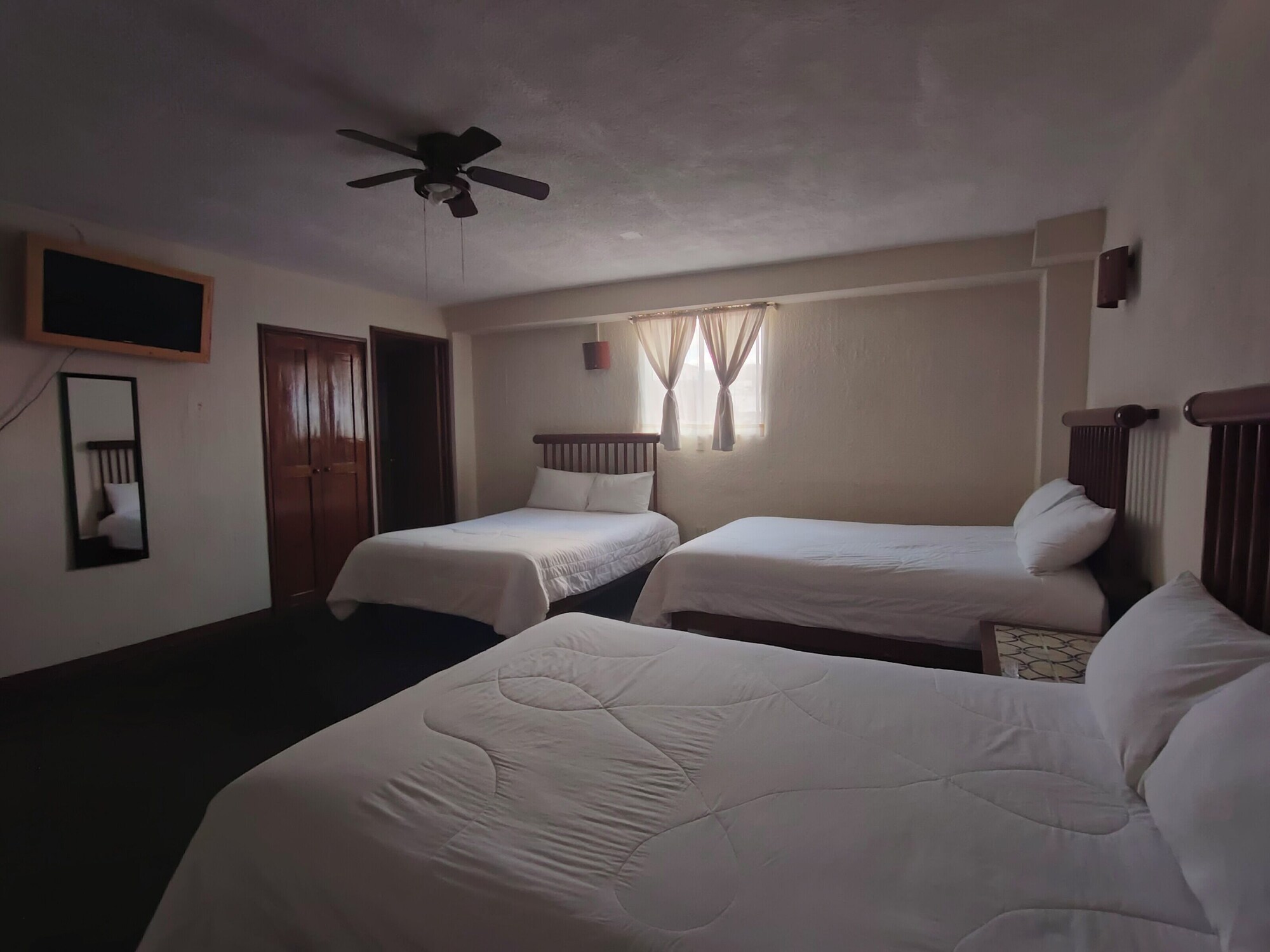 家庭三人房， 多张床