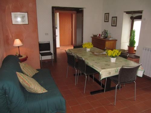 带露台的三卧室公寓