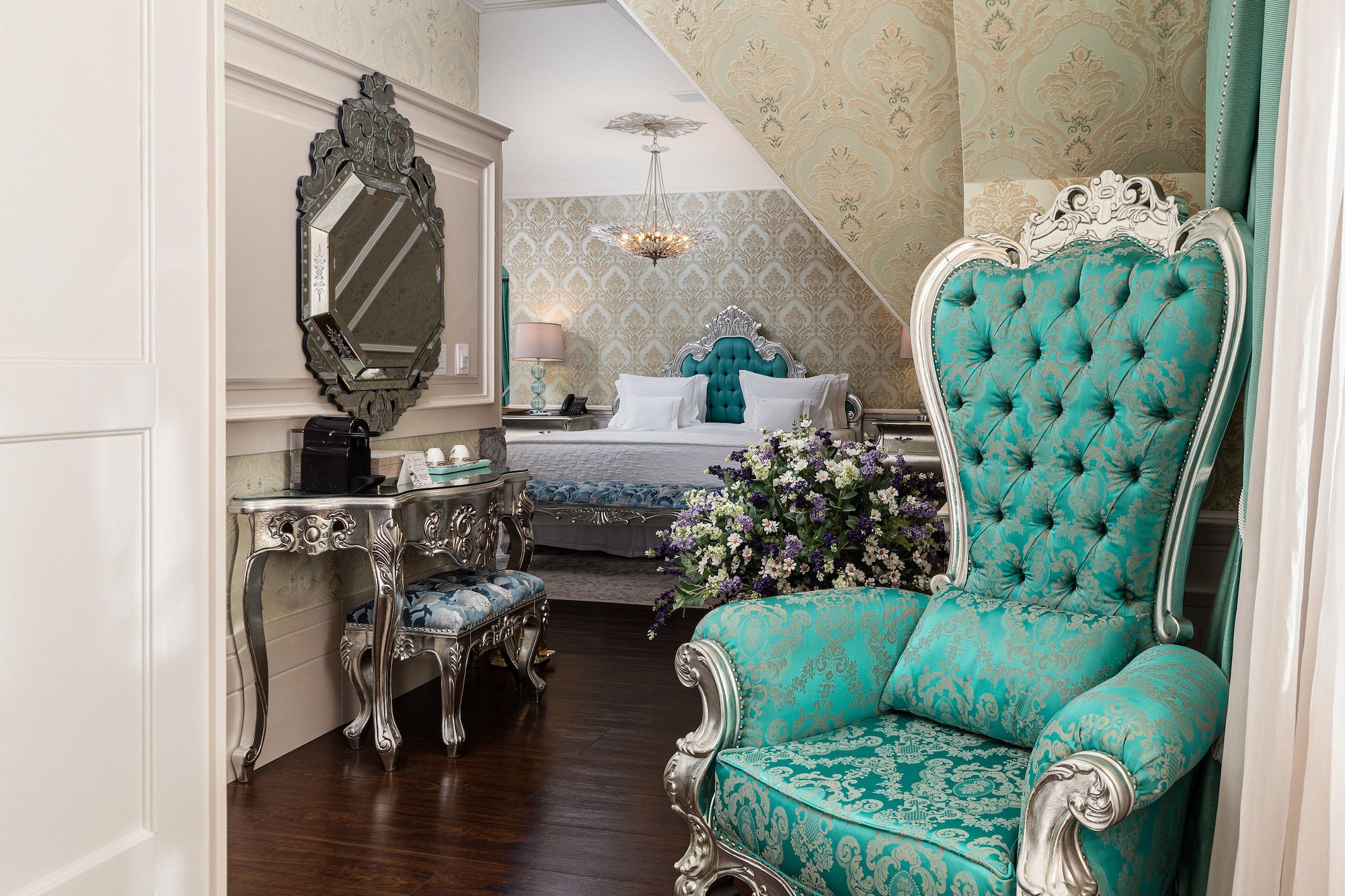 帝国大师套房，带按摩浴缸（套房）