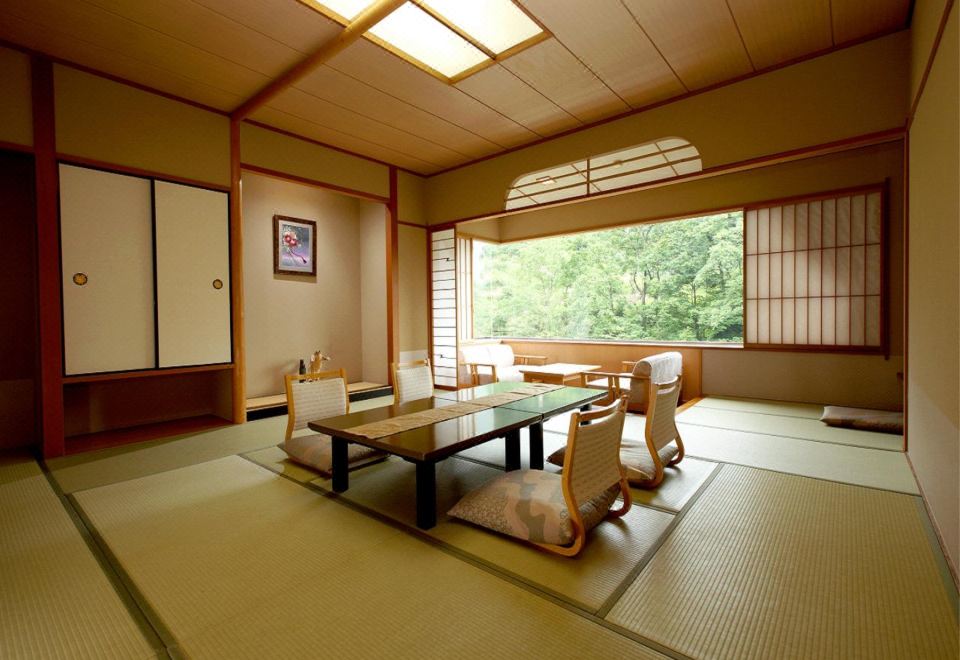 南翼日式房间，带浴室和衞生间