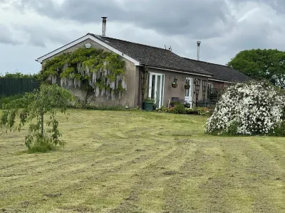Visit Wales 4 Star, rural bungalow - Sauna, jacuzzi, play area and Free Wi-fi Hotels in 