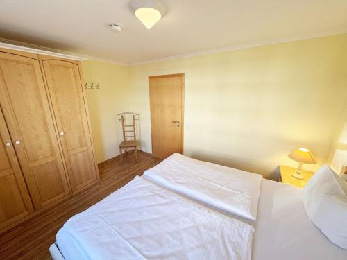 带阳台的两卧室公寓