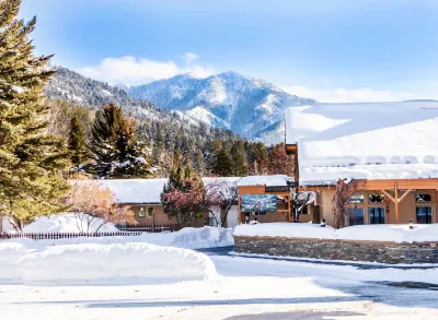 Flying Saddle Resort and Steak House Hotel di 