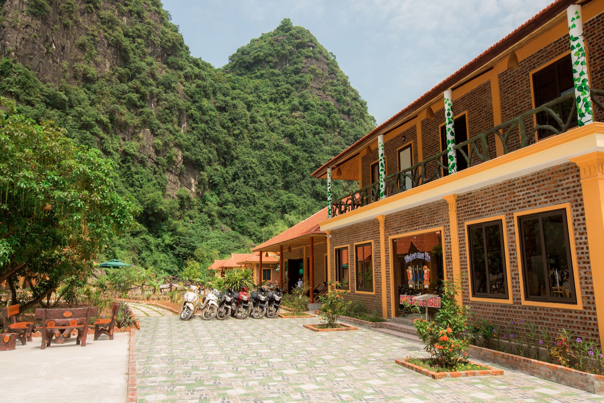 基础宿舍， 男女混合宿舍， 公共浴室