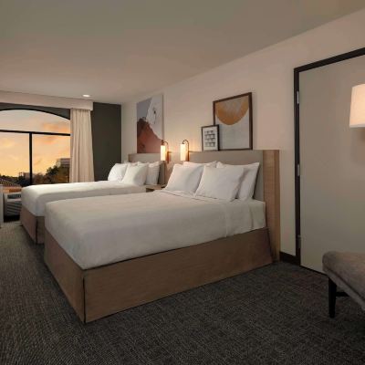 行動無障礙兩張大床房帶步入式淋浴 喬治布什洲際機場克拉麗奧酒店優惠