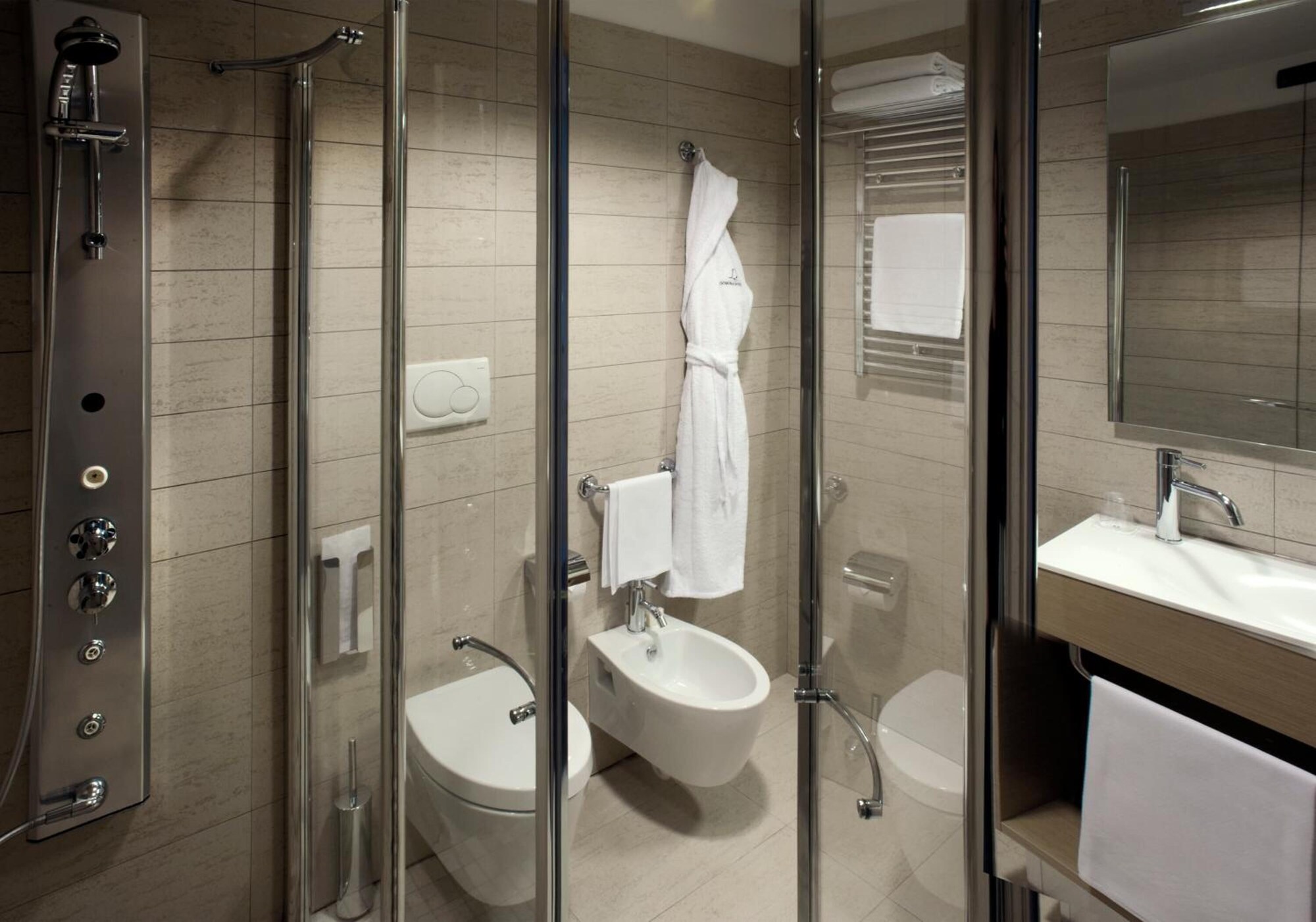 家庭房， 多张床 （Deluxe）