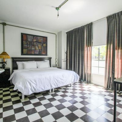 City Room, 1 King Bed