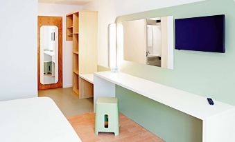 Warrington Motel, J20 M6 Lymm Services - Housity