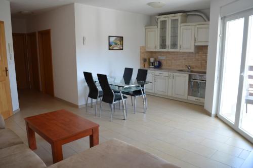 带阳台的两卧室公寓