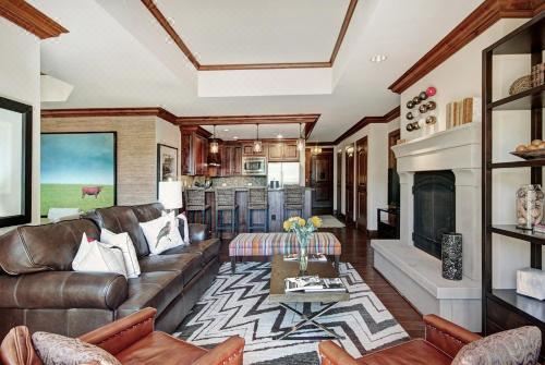 2Br Residence at the Ritz-Carlton with Valley View Two-Bedroom Apartment