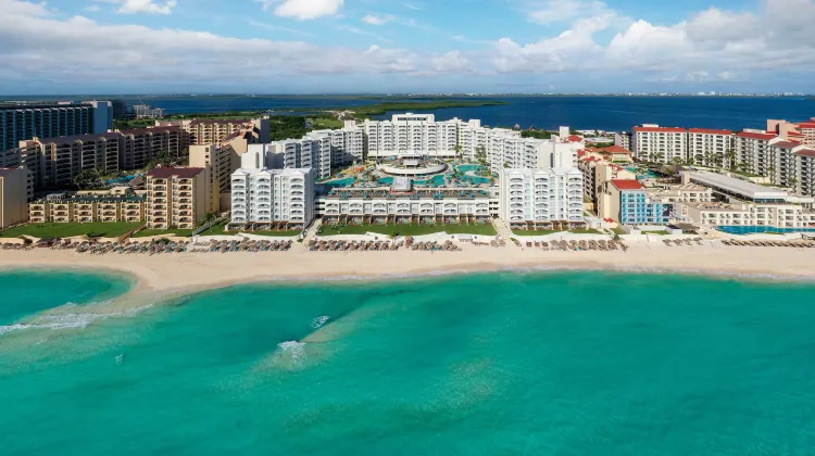 Hilton Cancun Mar Caribe All-Inclusive Resort Exterior