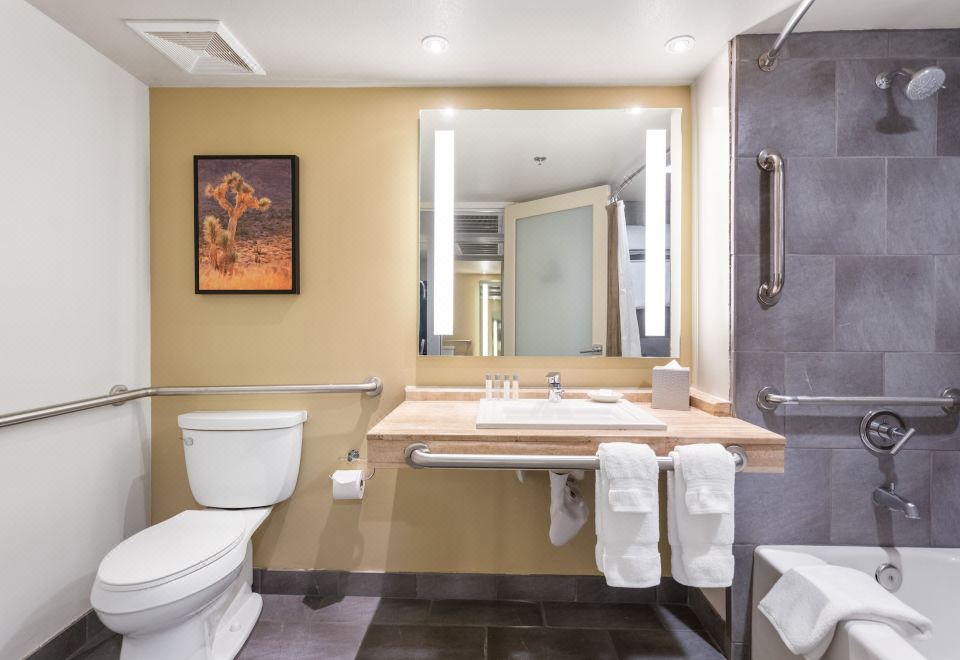 Hotel ZosoRoom, 2 Queen Beds, Accessible, Pool View