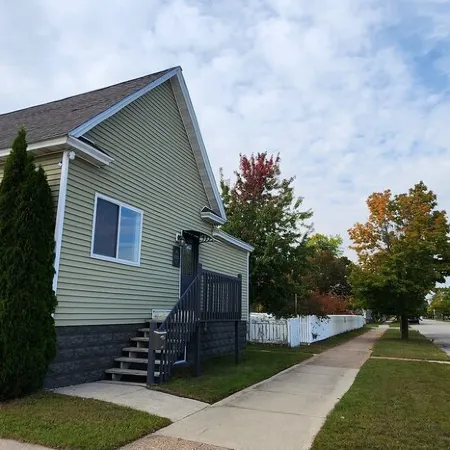 Charming 2-bedroom house with WiFi, AC in cool Escanaba Отели в г. Эсканаба