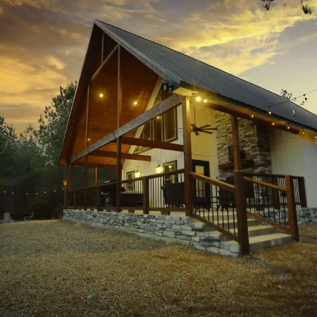 Romantic Couples Cabin minutes from Casino Excitement & Lakeside Serenity Отели в г. Брокен Боу