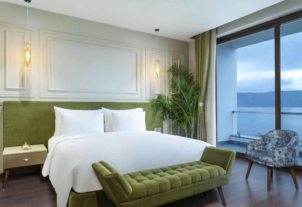 带阳台的湖滨房间