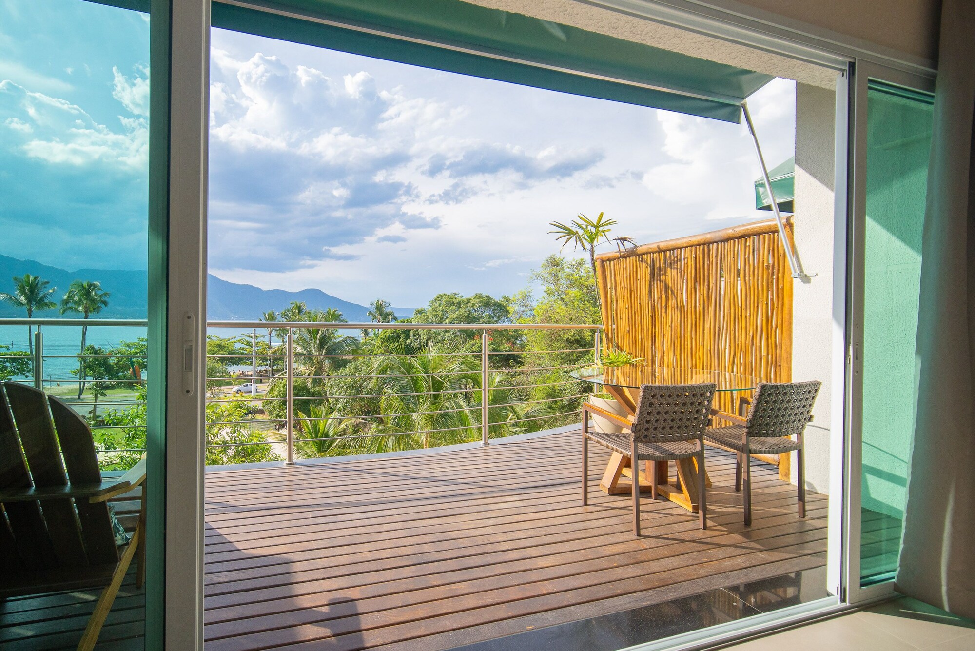 带按摩浴缸和海景的优质三人房