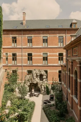 August Hotel a 