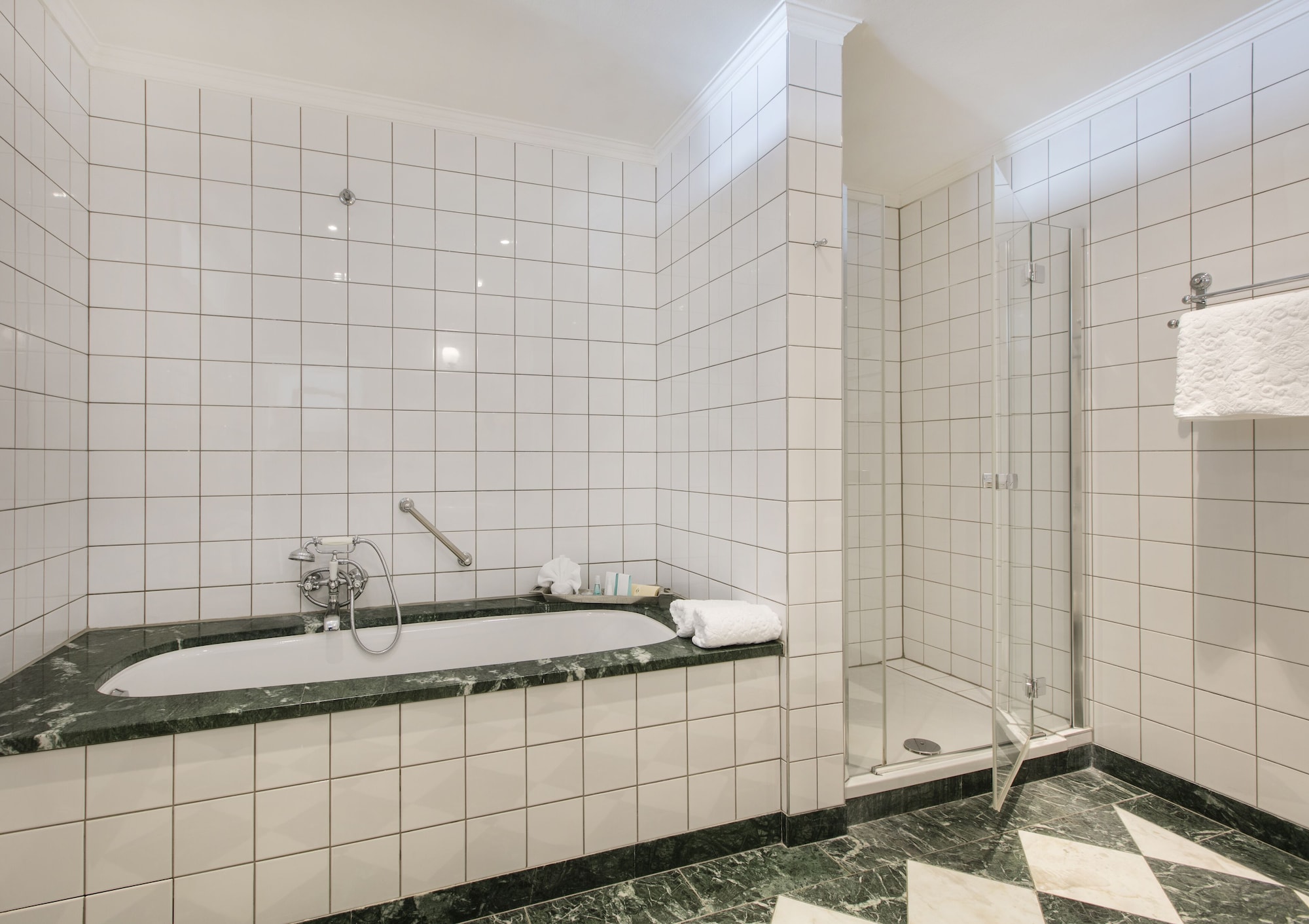 初级套房，带露台，湖景