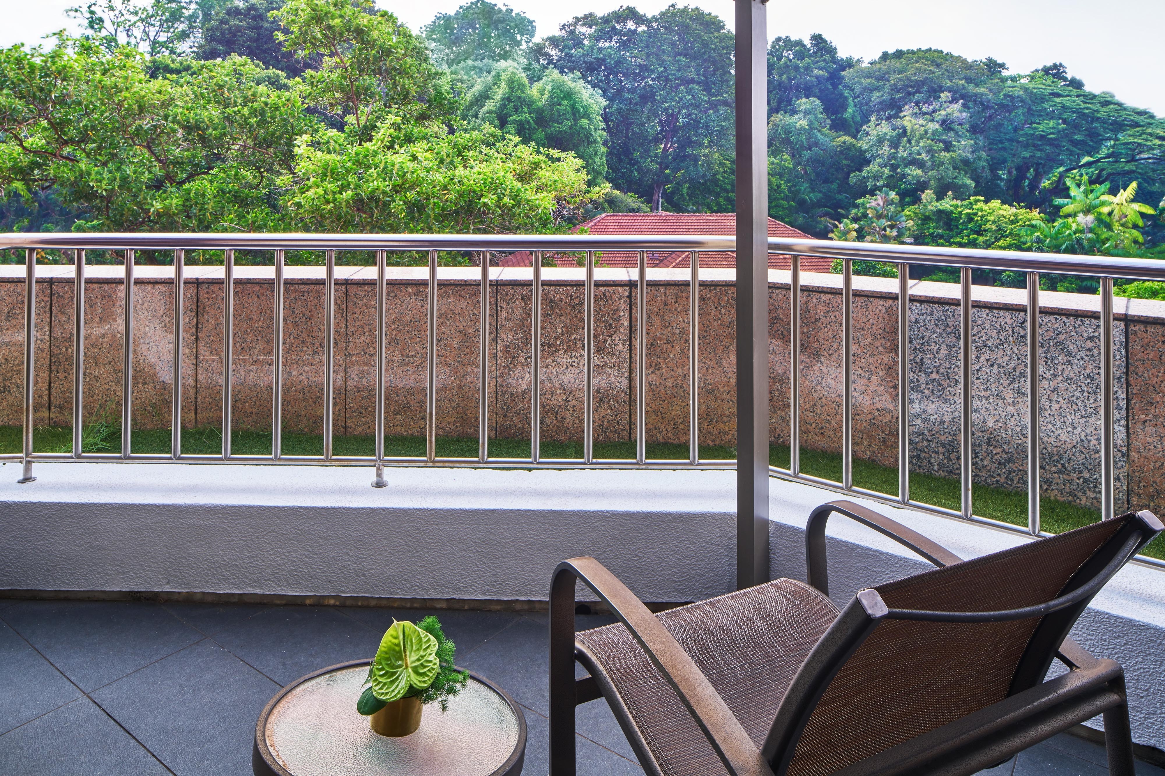 凉亭客房, 行政酒廊礼遇, 客房, 1 张特大床, 池畔, 阳台