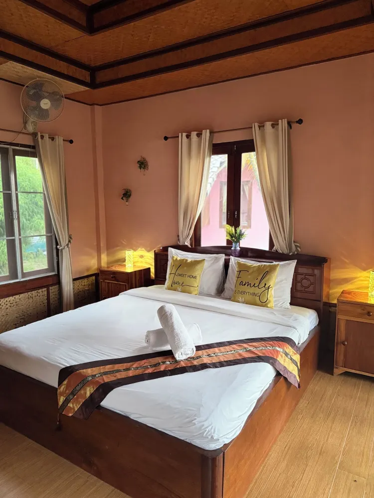 ห้องเตียงใหญ่พร้อมวิวลานด้านในและระเบียง