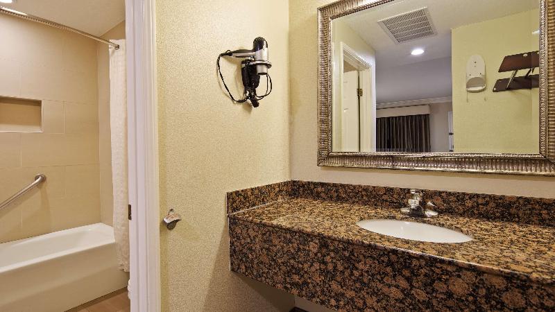 1张特大床，无烟，微波炉和冰箱，工作桌，Wi-Fi